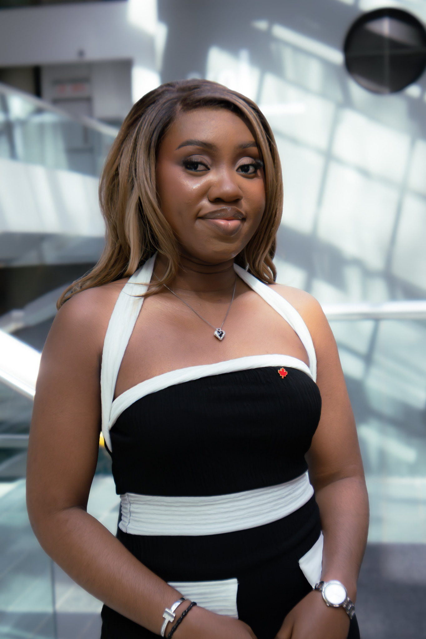 Portrait en tenue noir et blanc par Laurène Kpata