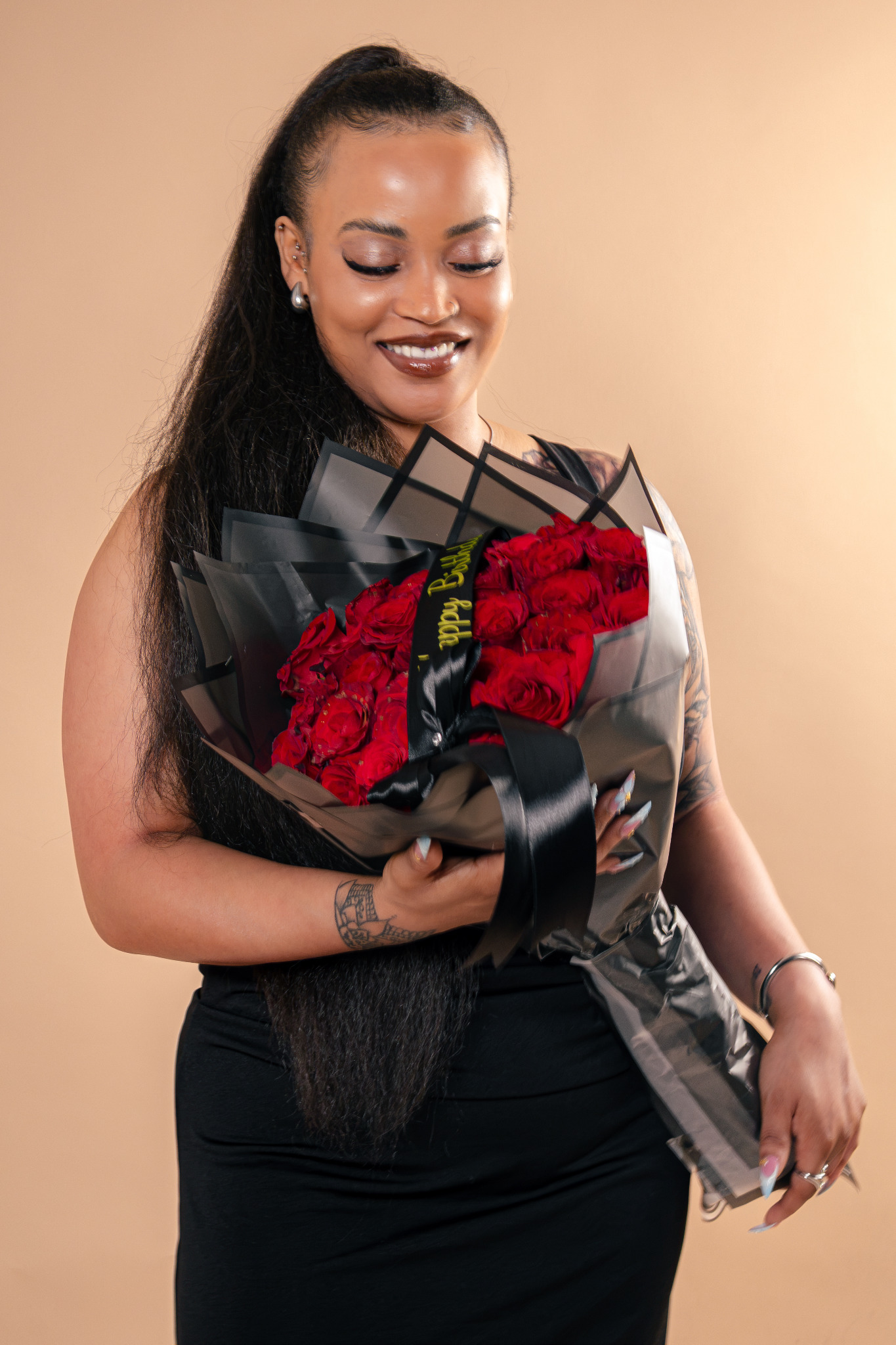 Portrait avec bouquet par Laurène Kpata