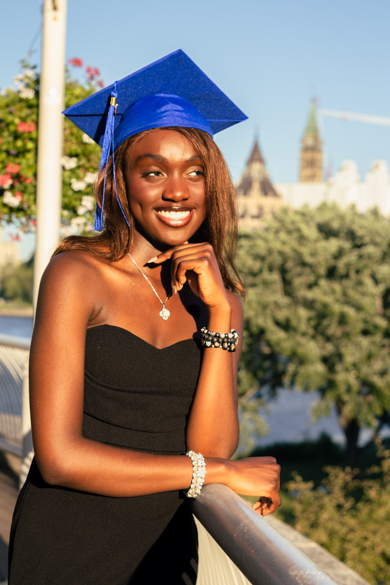 Portrait extérieur de remise de diplôme par Laurène Kpata